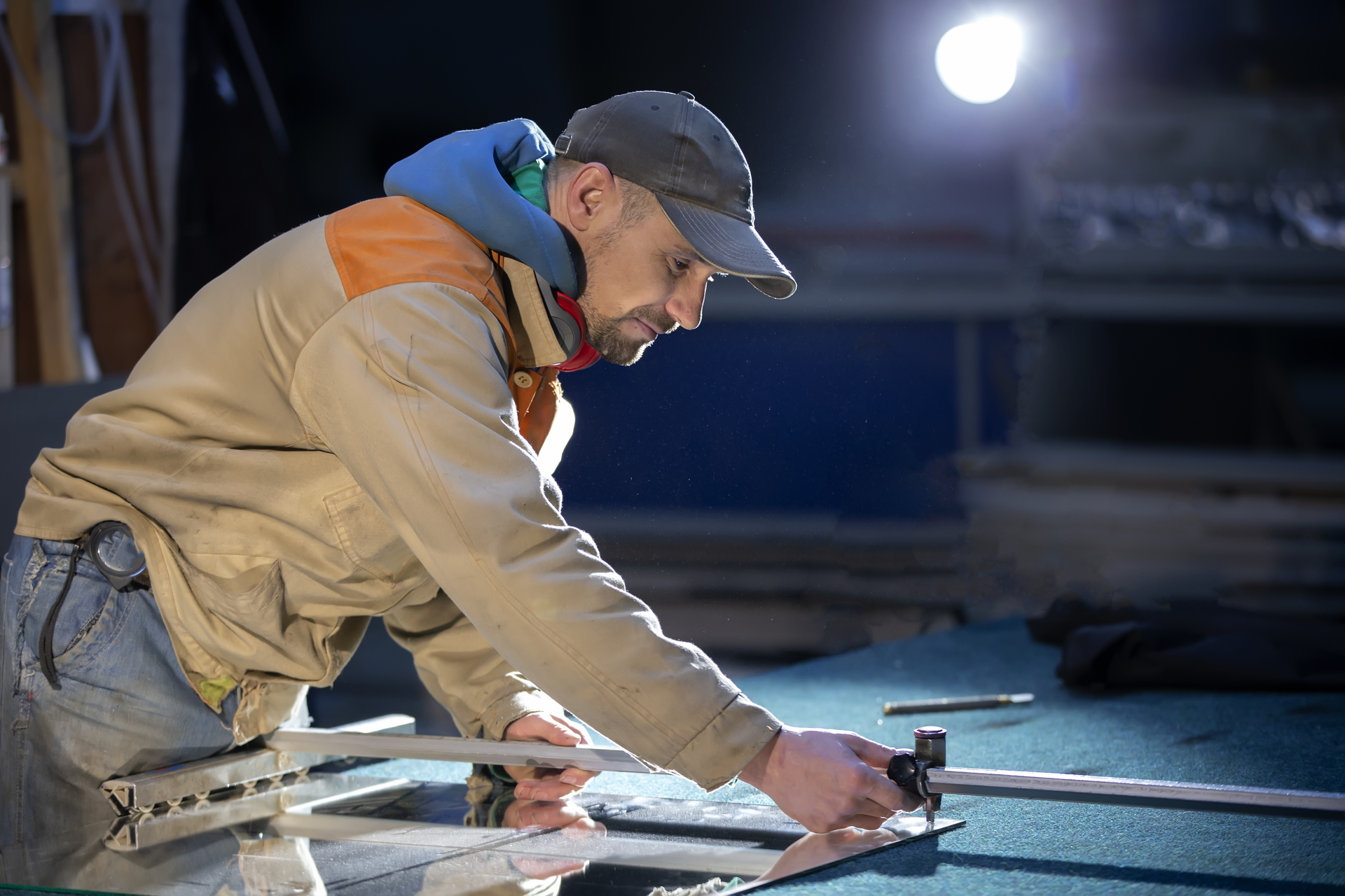 1920-a-working-person-in-a-furniture-industry-is-cutting-a-mirror-with-a-glass-cutter.jpg