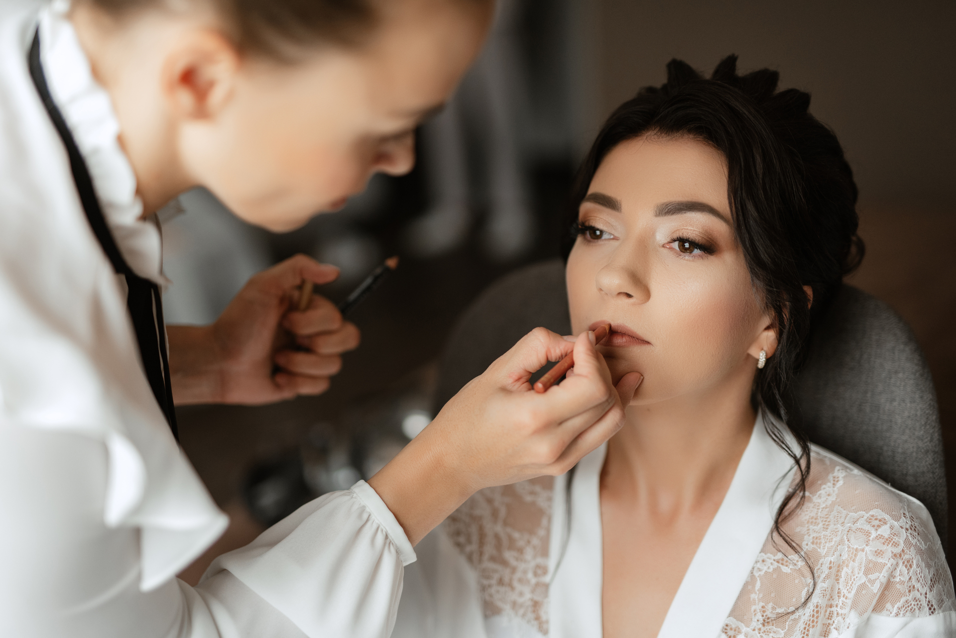 1920-make-up-artist-makes-a-wedding-look-to-the-bride-with-makeup.jpg