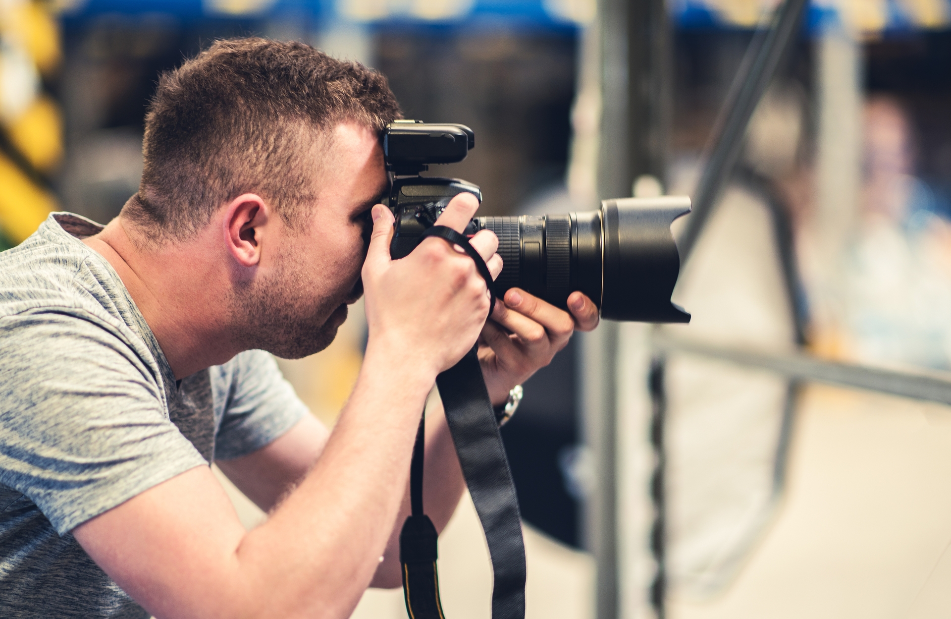 1920-photographer-with-pro-equipment.jpg