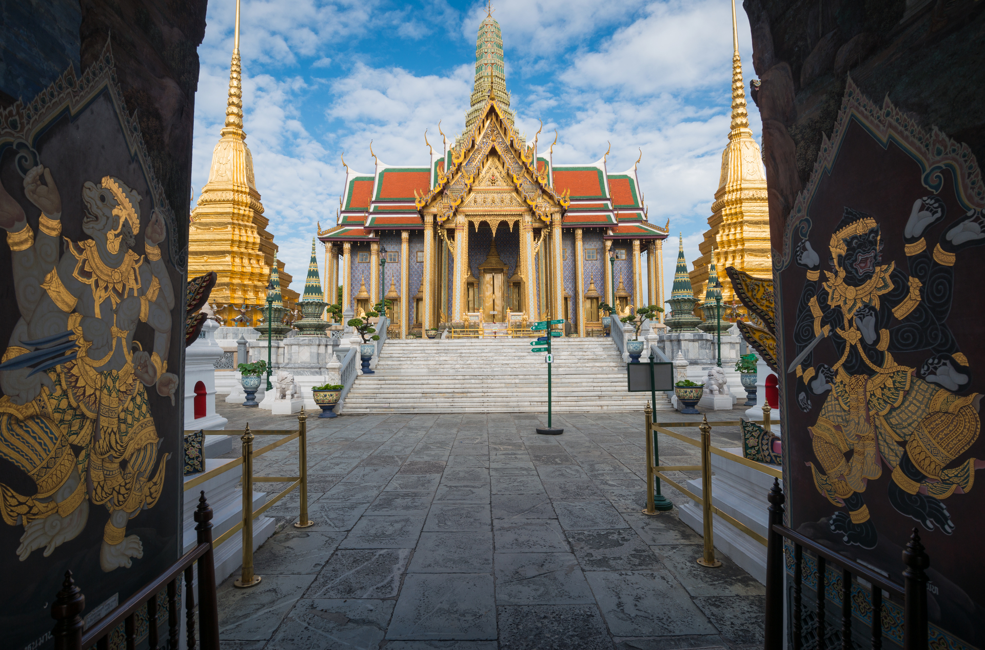 1920-thai-muralist-in-royal-grand-palace.jpg