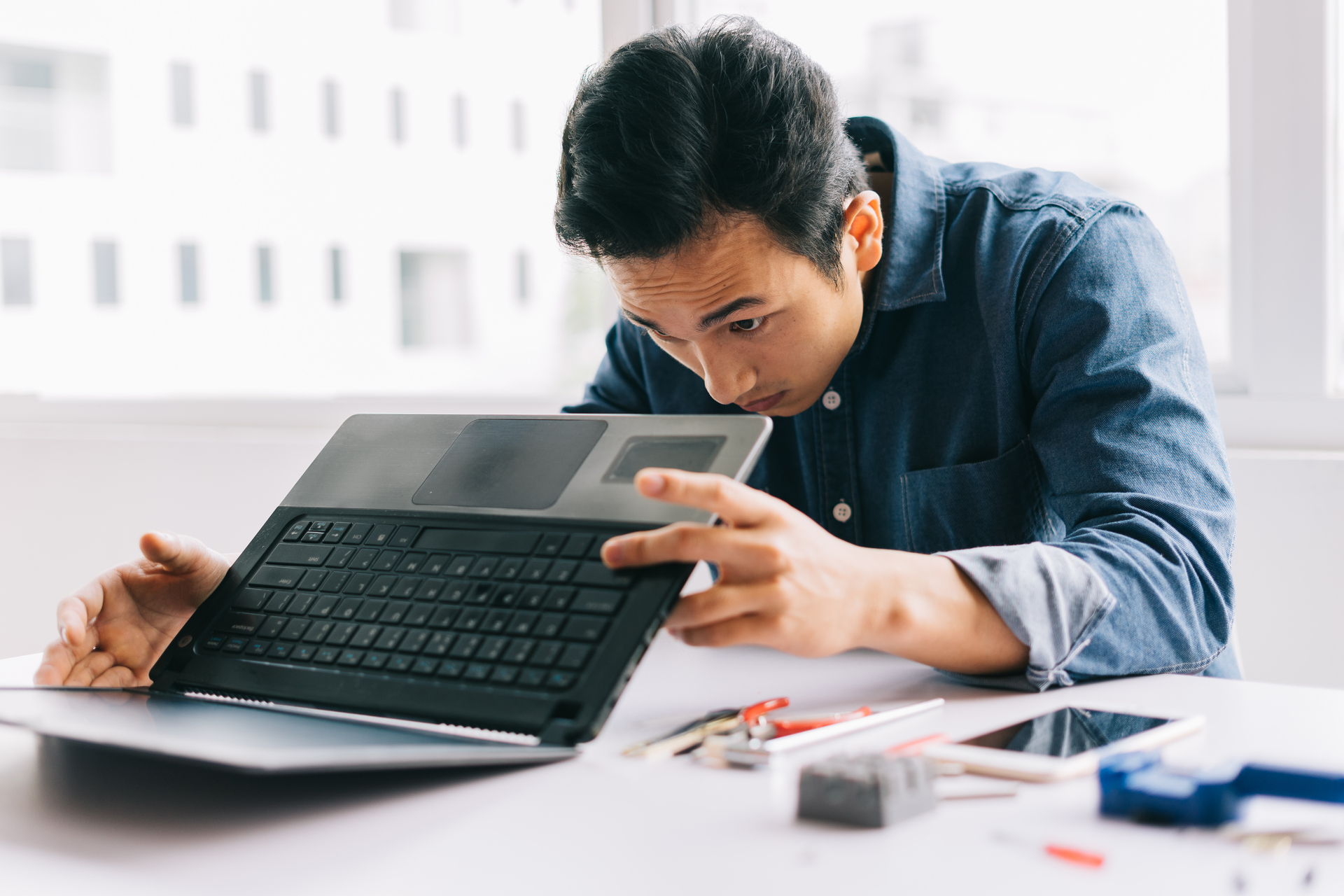 1920-the-asian-man-was-taking-out-a-broken-computer-to-repair-it.jpg